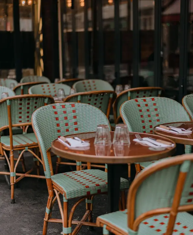Bistro stolice ispred lokala