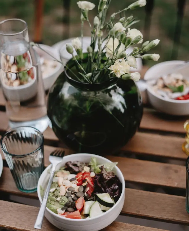 Salata i cvijeće na stolu