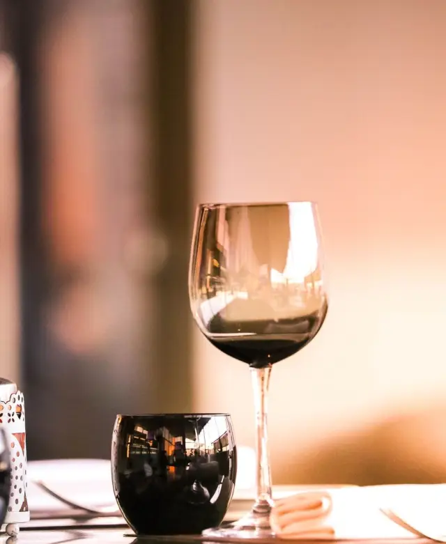 Dvije čaše vina uz svijeću
